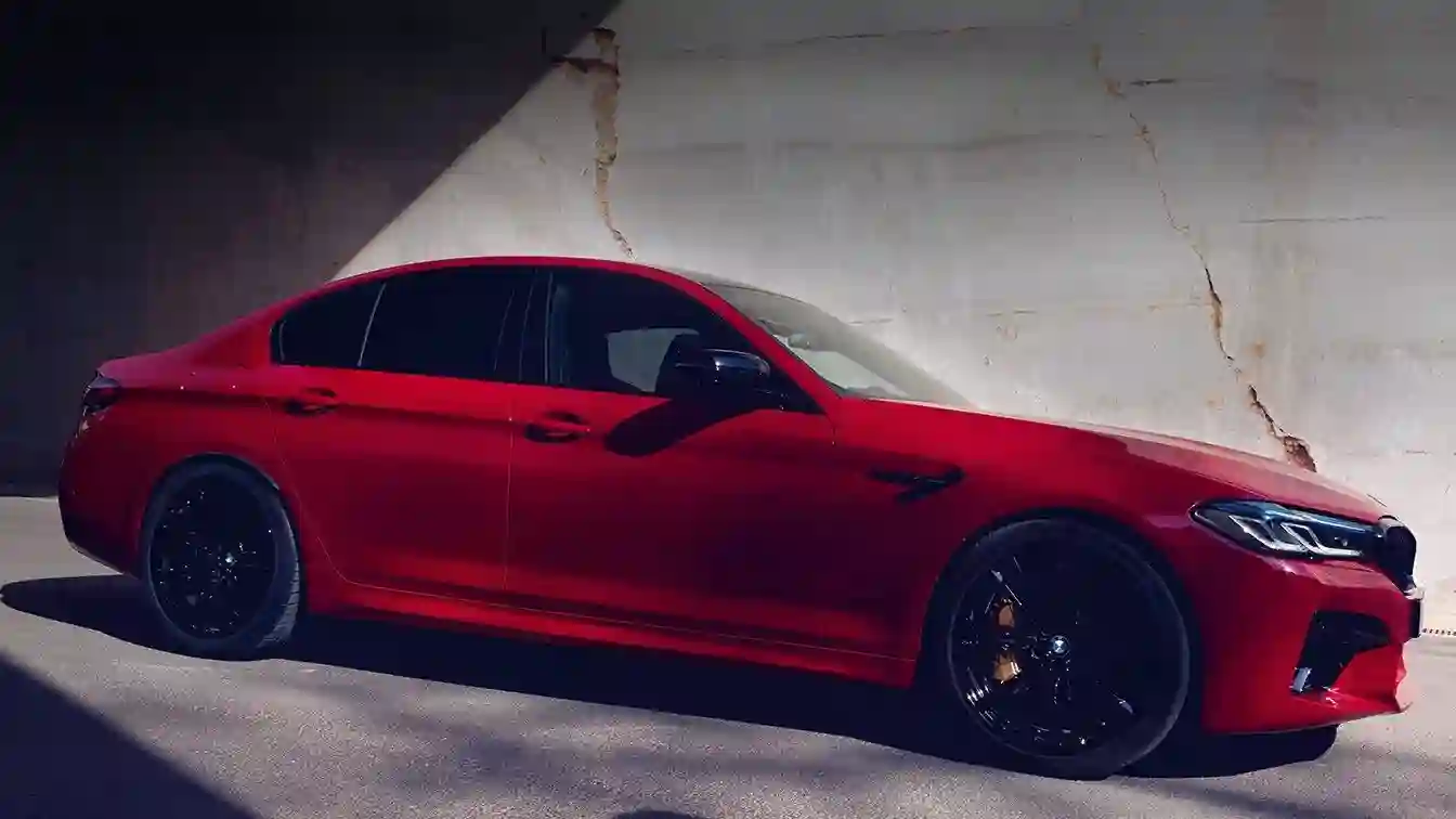 BMW M5 — роскошный спортивный автомобиль